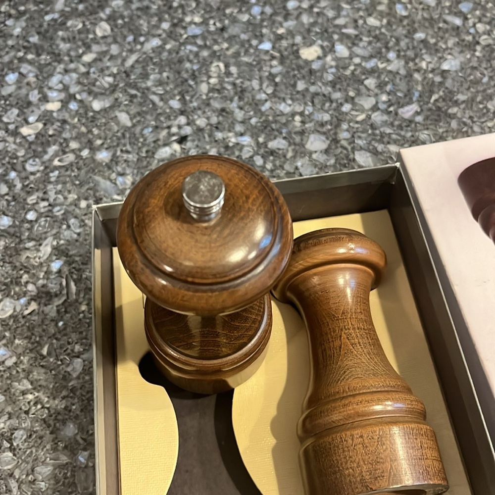Vintage Wood OLDE THOMPSON Pepper Mill And Salt Shaker Set New Condition - Picture 10 of 10
